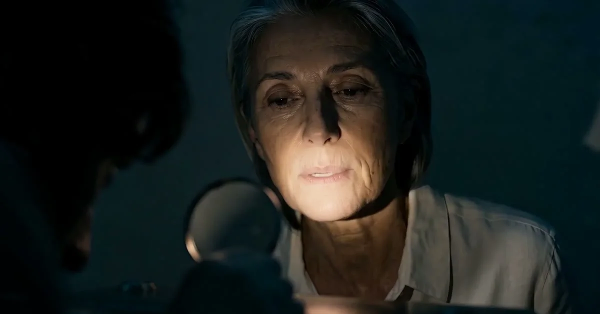 A witness illuminated by projector light